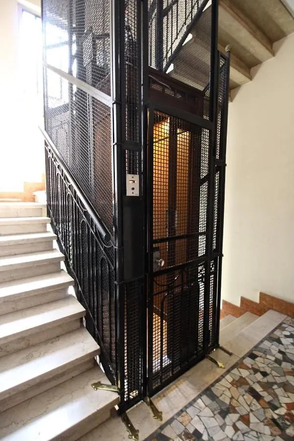 Lacaralele1 Milano İtalya