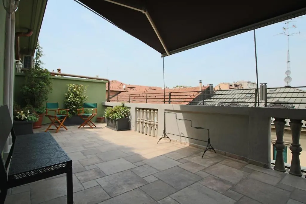 Lacaralele1 Milano İtalya